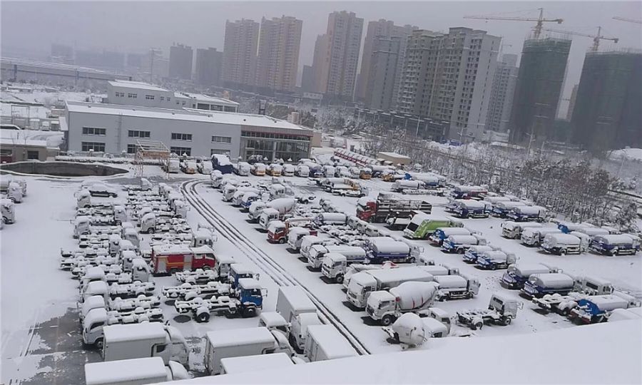大雪覆盖的消防车 大雪覆盖的消防车
